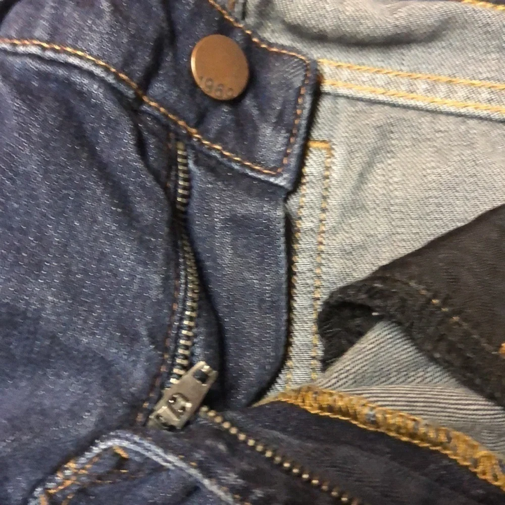GAP 1969 Always Skinny stonewashed slightly distressed denim dark jeans. Size26R